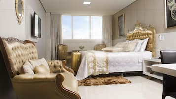 Suite Affaires, 1 trĂšs grand lit | Minibar, coffres-forts dans les chambres, bureau