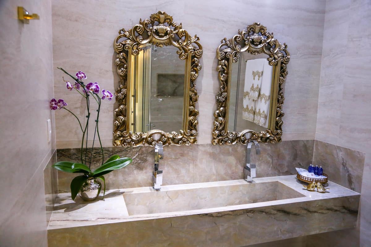 presidential suite | bathroom | shower, free toiletries, towels