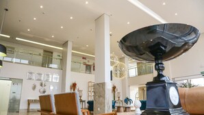 A spacious lobby with a large decorative bowl centerpiece, comfortable seating, and a modern chandelier. - Céu Palmas Hotel (Palmas)