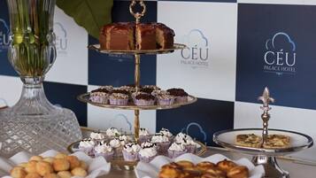 Eine Auswahl an Desserts mit Gebäck und einer Torte im Palace Hotel.