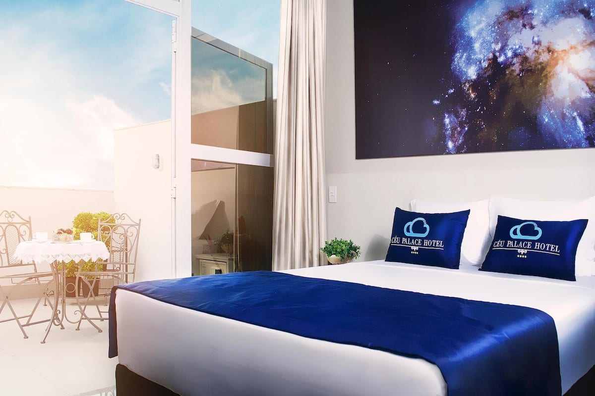 Hypo-allergenic bedding, minibar, in-room safe, desk