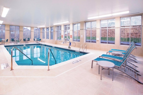 Una piscina techada. TownePlace Suites by Marriott Pittsburgh Cranberry Township