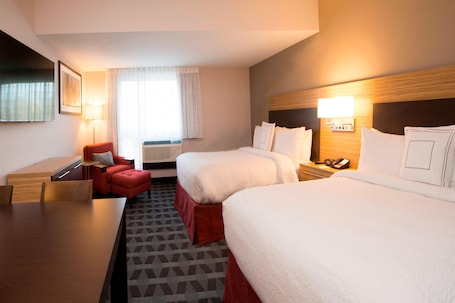 Escritorio, cortinas blackout y tabla de planchar con plancha . TownePlace Suites by Marriott Pittsburgh Cranberry Township