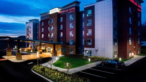Towneplace Suites Marriott -hotelli, jossa on moderni muotoilu, katettu pysäköintialue ja kauniisti hoidettu puutarha.