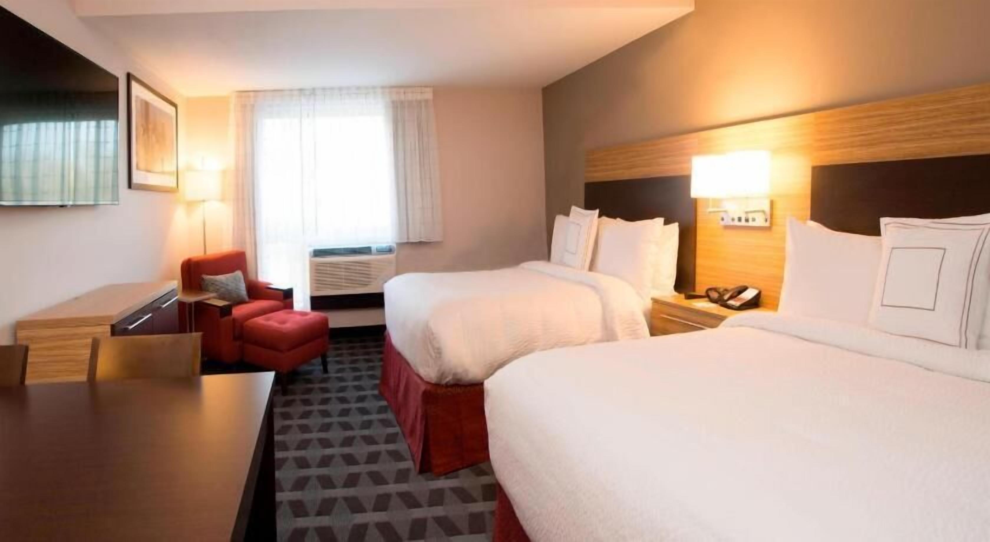 Escrivaninha, cortinas blackout, ferros/tábuas de passar roupa