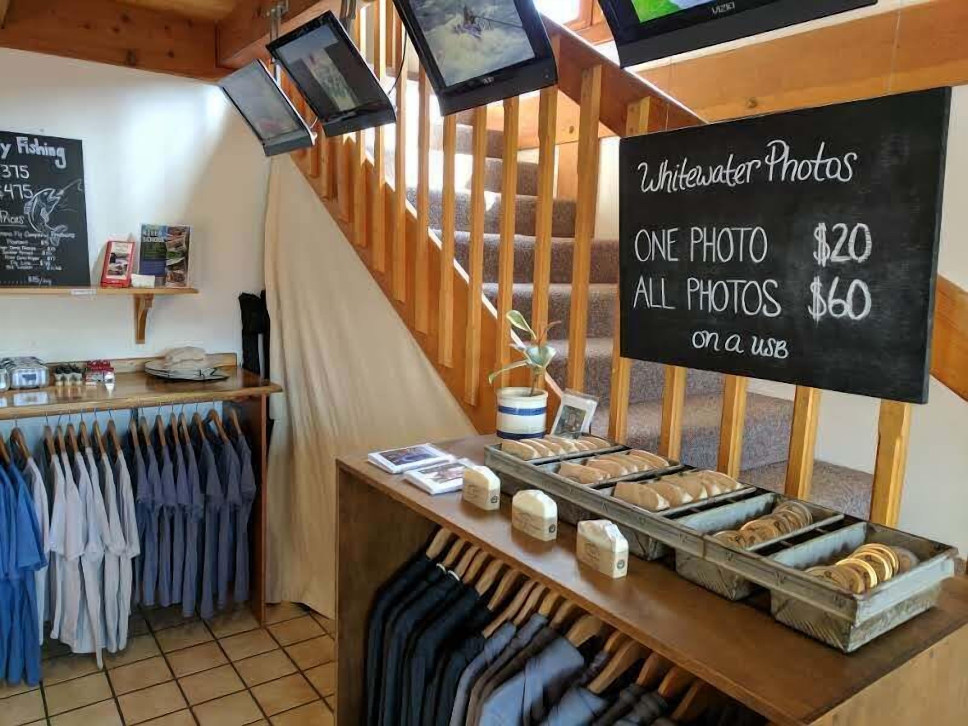 Un fotomatón con un letrero que ofrece fotografías por 20 y 60 dólares para todas las fotos.