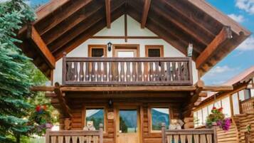 Two Bear Cabin | Ropa de cama de alta calidad, escritorio, tabla de planchar con plancha