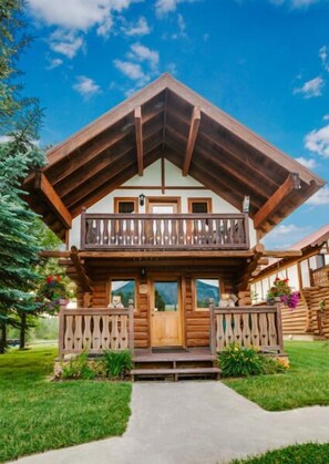 Two Bear Cabin | Premium bedding, desk, iron/ironing board, free WiFi