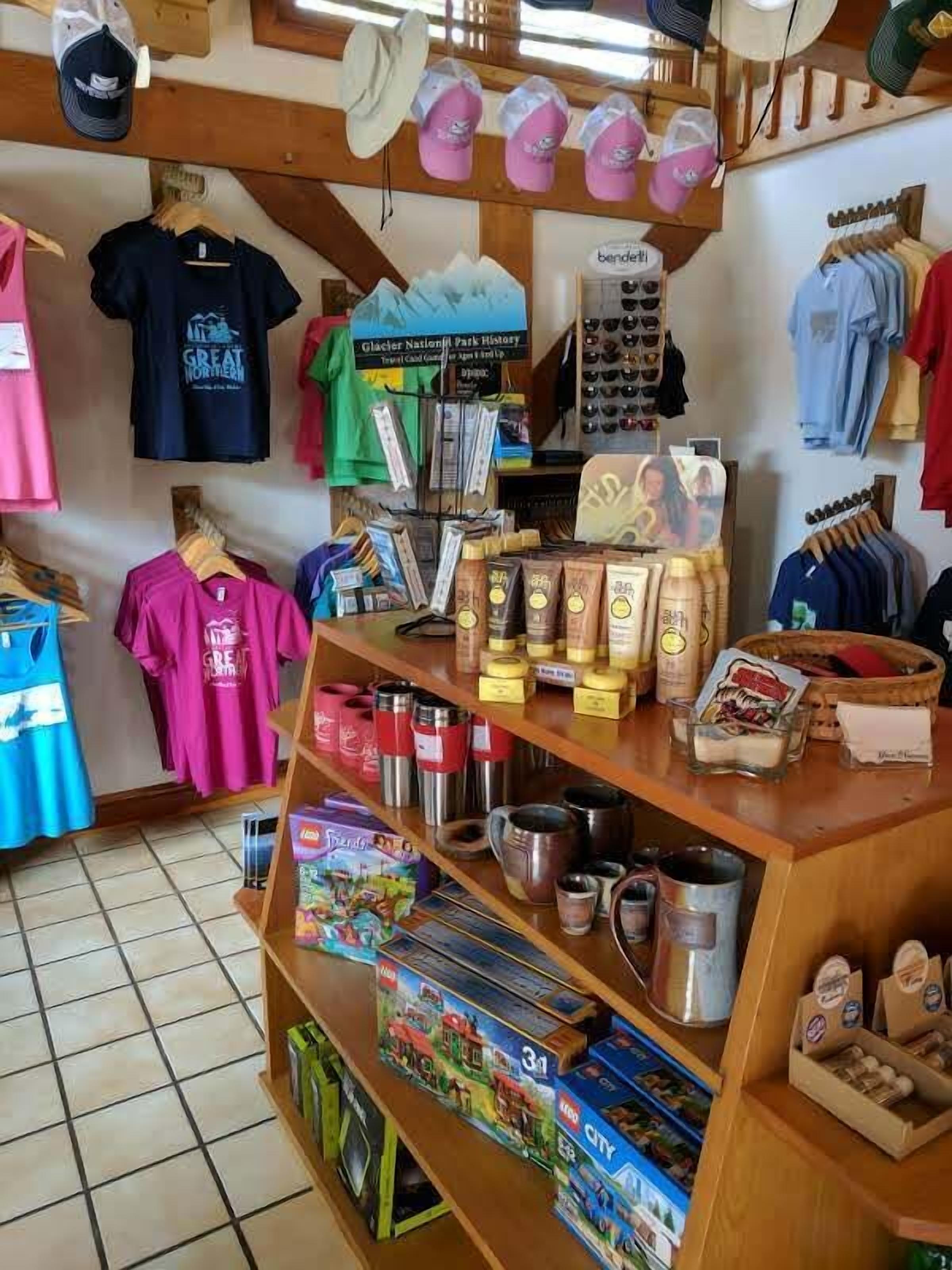 Una tienda minorista con diversos artículos a la vista, incluyendo sombreros, camisetas y juegos de mesa.