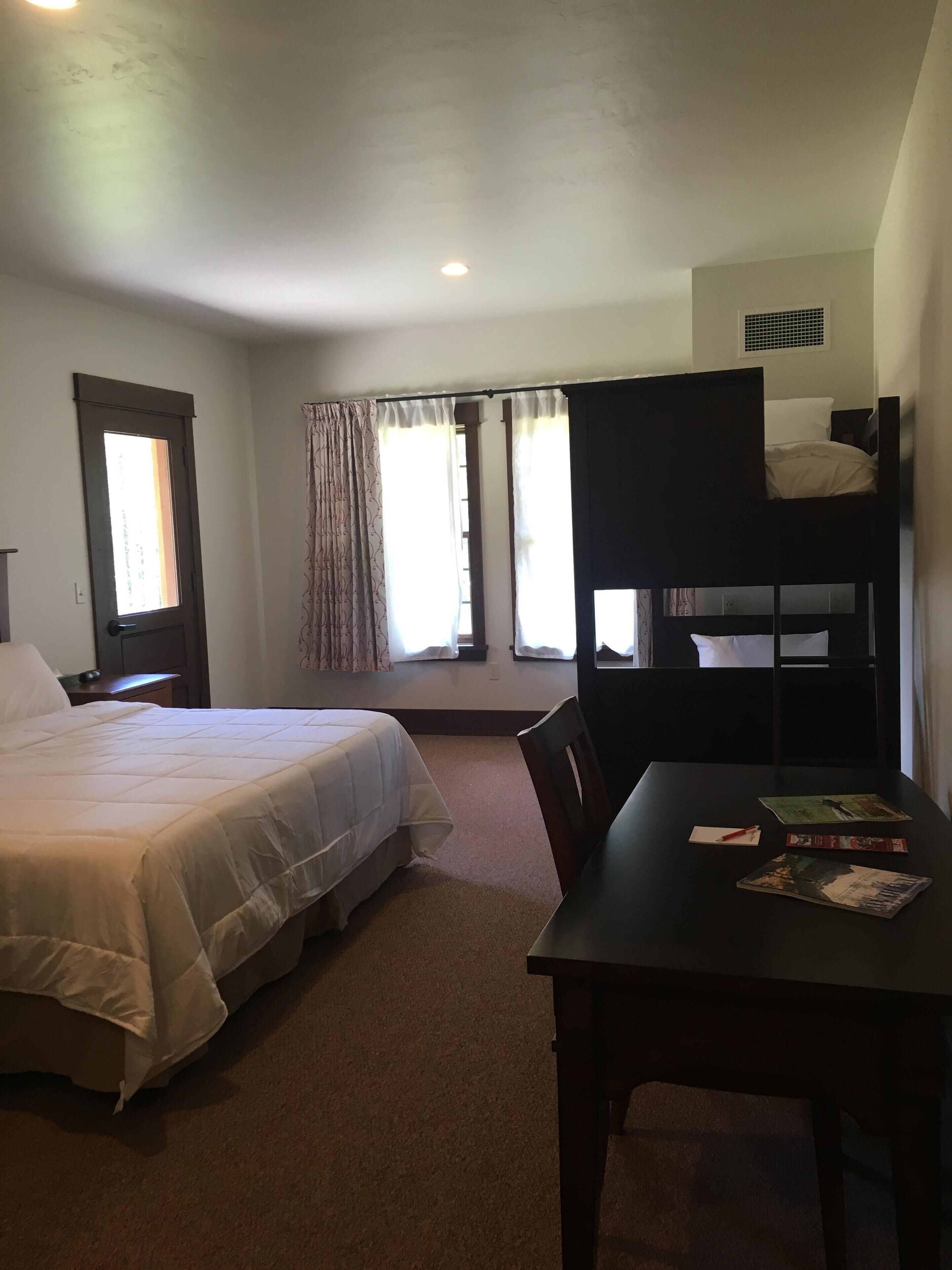 Sengetøy av topp kvalitet, skrivebord og strykejern/-brett