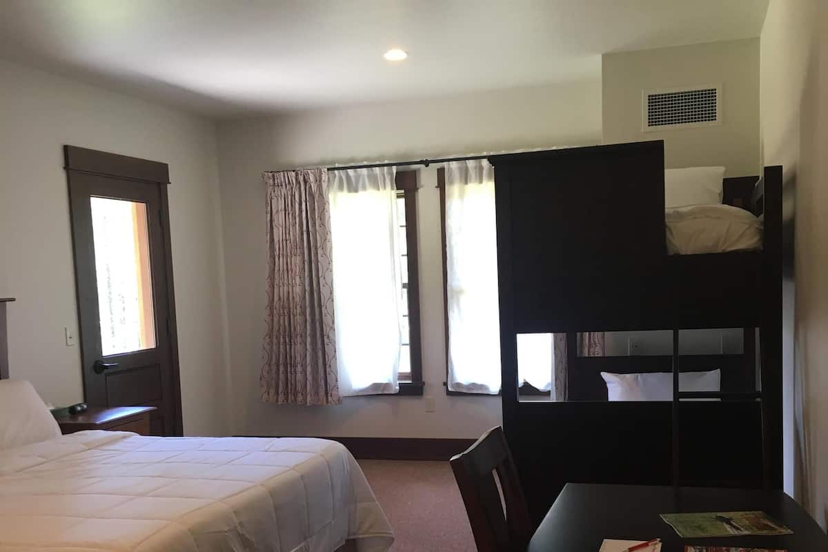 Premium bedding, desk, iron/ironing board, free WiFi