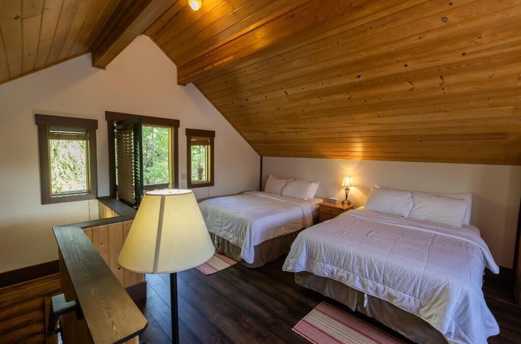 Osprey Cabin | Sengetøy av topp kvalitet, skrivebord og strykejern/-brett