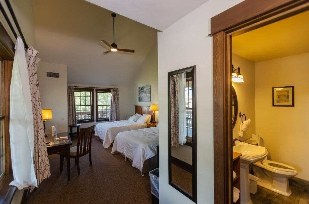 Sengetøy av topp kvalitet, skrivebord og strykejern/-brett