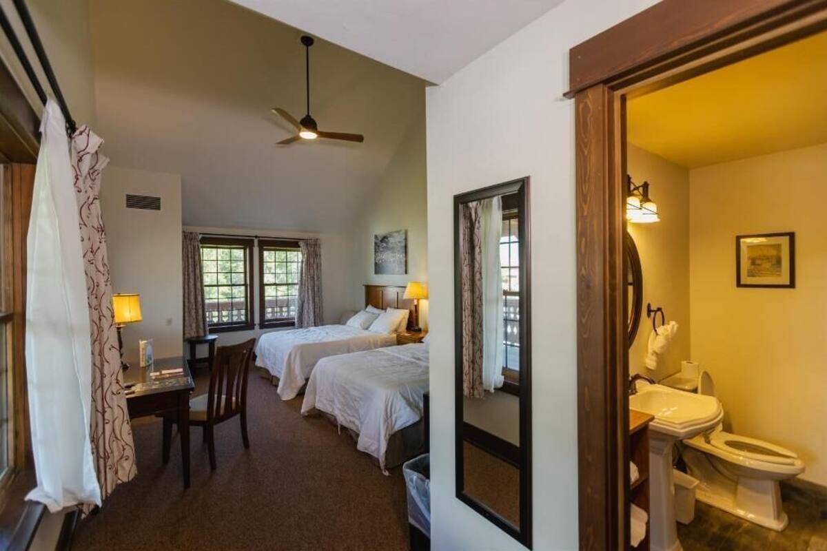 Premium bedding, desk, iron/ironing board, free WiFi