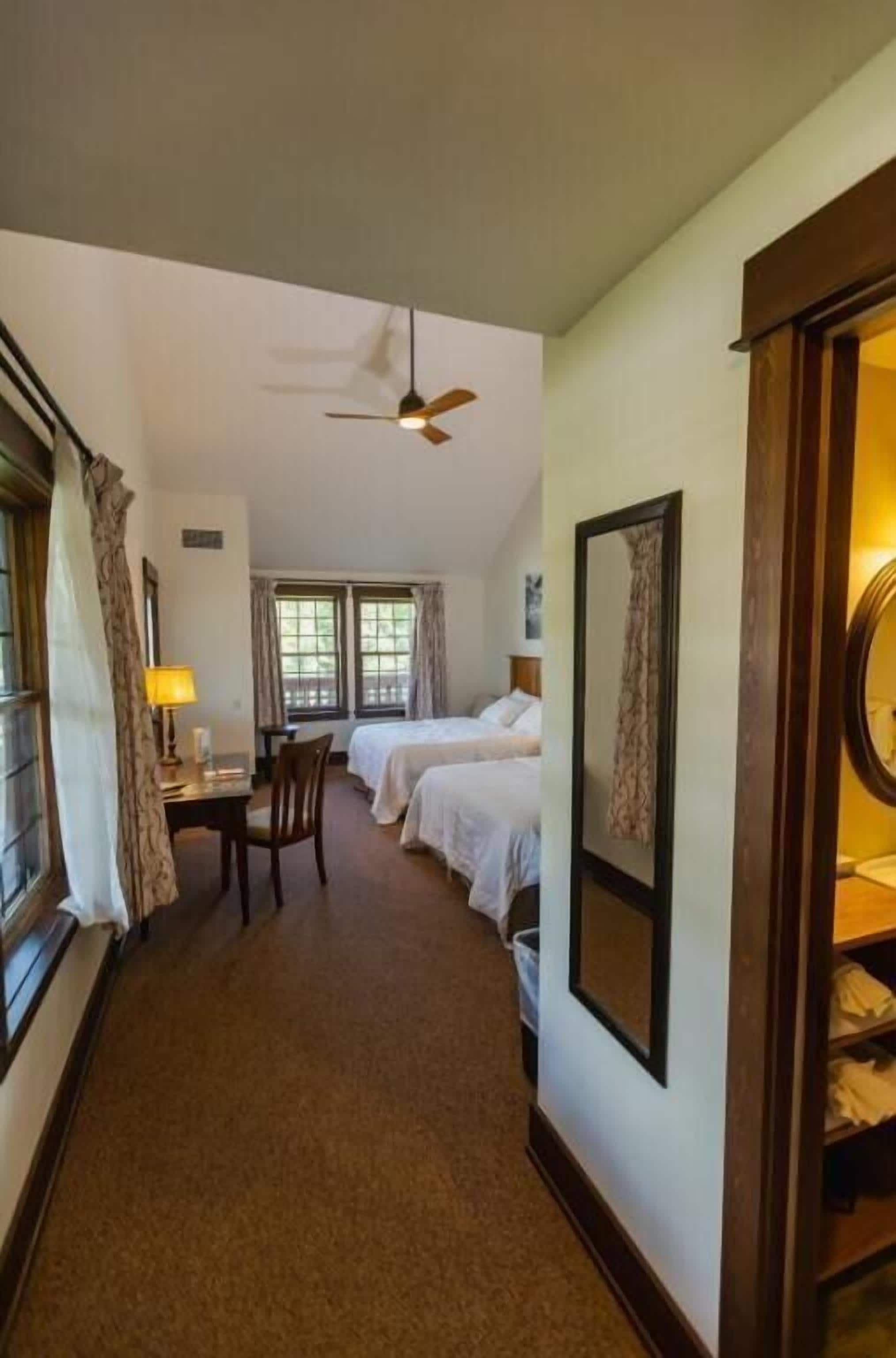 Double Queen Chalet Room | Sengetøy av topp kvalitet, skrivebord og strykejern/-brett