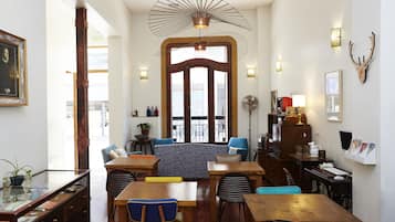 Coin salon dans le hall