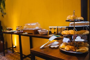 Esmorzar diari d'estil bufet gratuït 