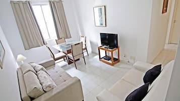 Apartamento urbano, 2 quartos, vista para a cidade, ao lado da praia | Área de estar | TV LCD, filmes pagos