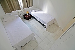 Apartamento urbano, 2 quartos, vista para a cidade, ao lado da praia | Escrivaninha, cortinas blackout, ferros/tábuas de passar roupa