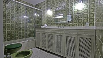 Apartamento | Banheiro | Chuveiro, produtos de toalete grátis, secador de cabelo