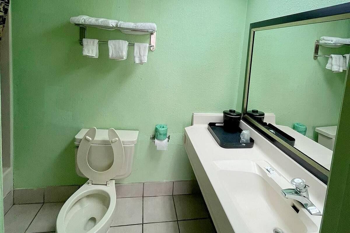 Combined shower/bathtub, free toiletries