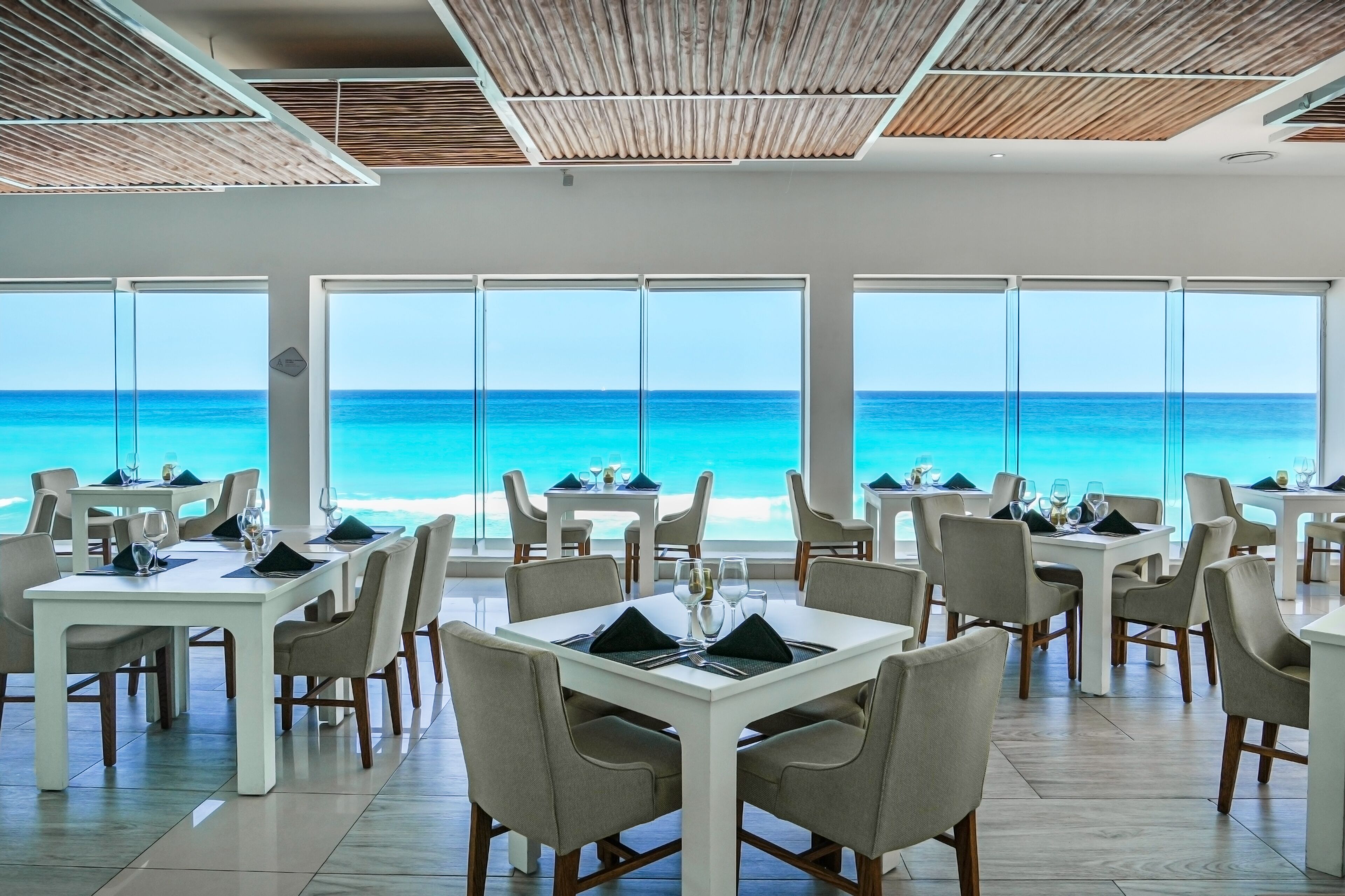 4 间餐厅，供应早餐、午餐和晚餐，国际美食