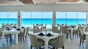 4 restaurantes; se sirven desayunos, comidas y cenas
