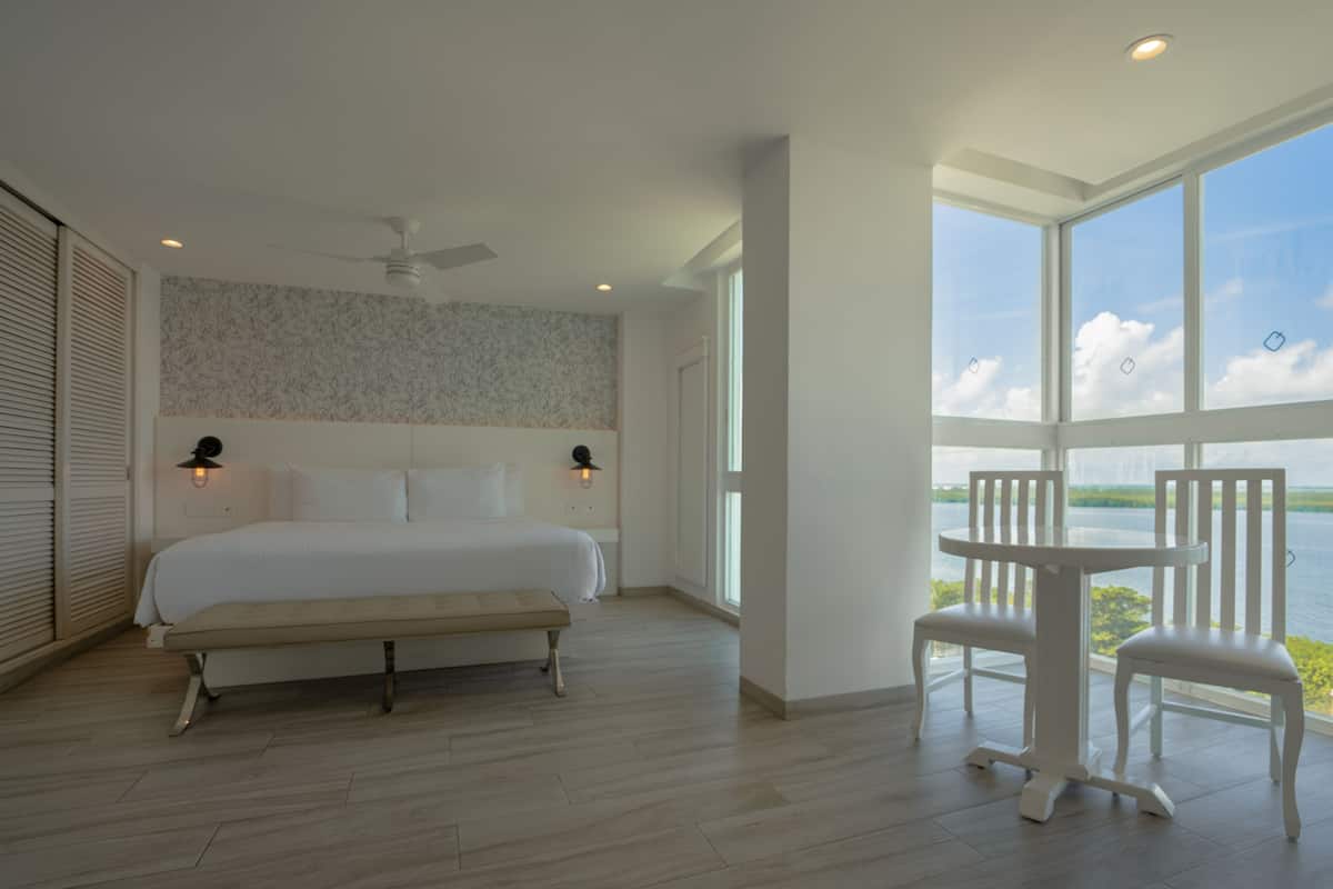 Junior Suite Sunset | In-room dining