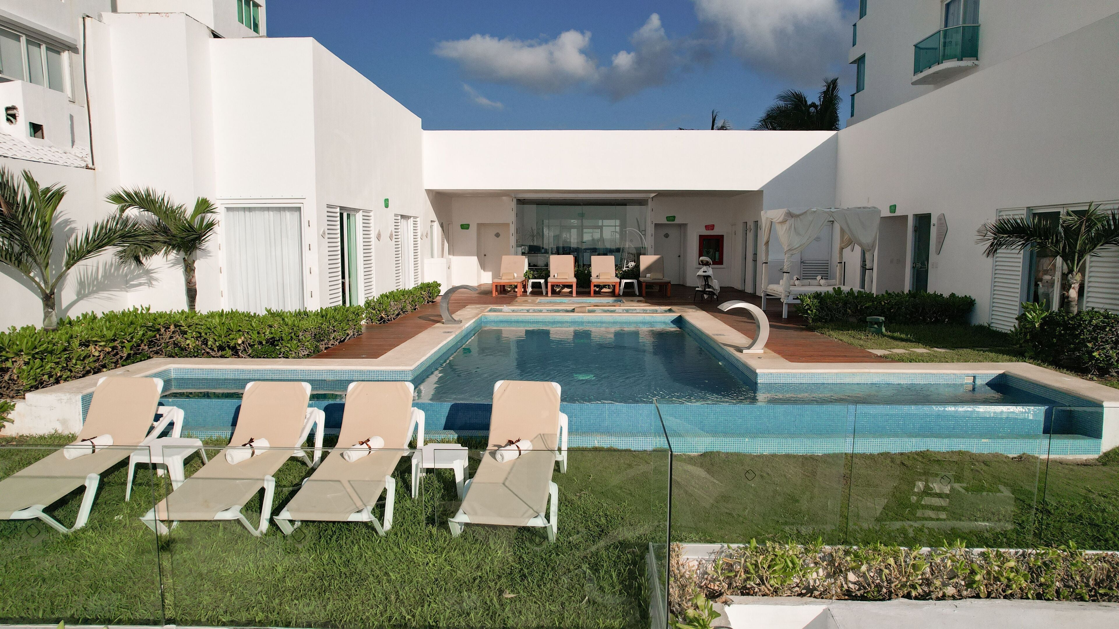Couples treatment room(s), sauna, steam room, body treatments
