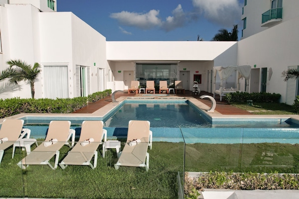 Couples treatment room(s), sauna, steam room, body treatments