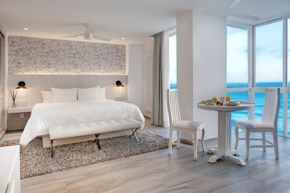 1 غرفة نوم وعناصر مجانية داخل الميني بار وخزنة داخل الغرفة ومكواة/لوح كي