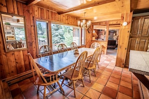 Familienhaus, 2 Schlafzimmer, Flussblick, Bergseite | Eigene Küche | Großer Kühlschrank, Mikrowelle, Ofen, Herdplatte