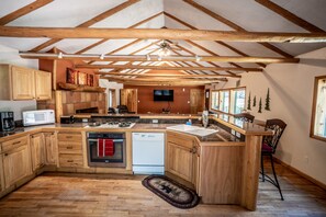 Family House, 3 Bedrooms, River View, Mountainside | Private kitchen