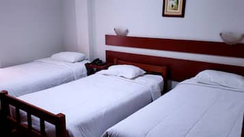 Trippelrum - privat badrum | Skrivbord och gratis wi-fi