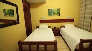 Standard Twin Room, 2 Single Beds, Private Bathroom | Desk, free WiFi - Pretty House Hostel (Lima)