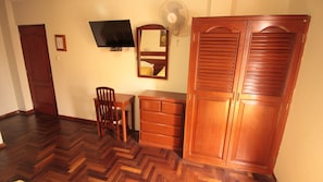 Triple Room, Private Bathroom | Desk, free WiFi - Pretty House Hostel (Lima)