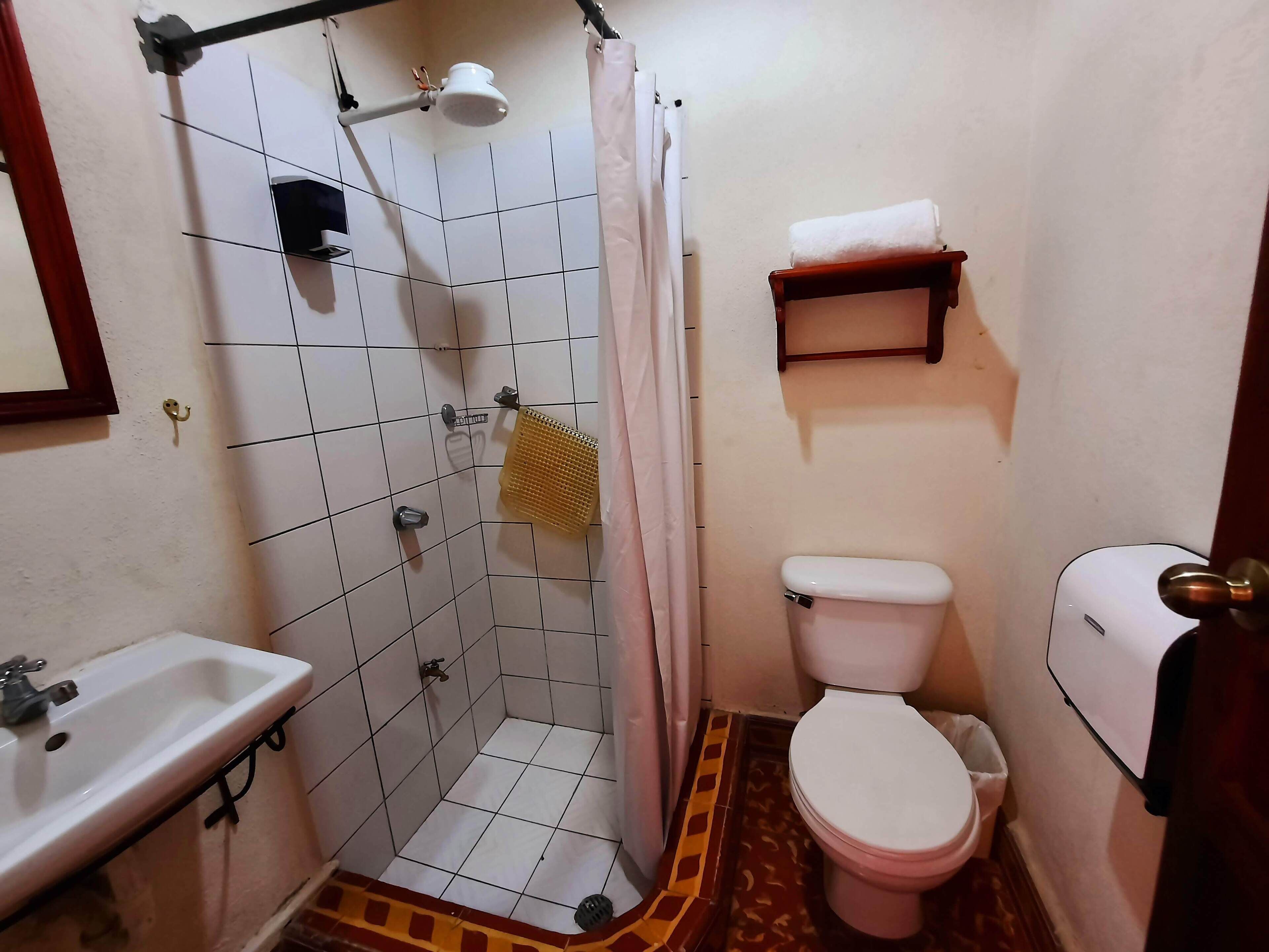 habitacion sencilla | bathroom | shower, free toiletries, towels