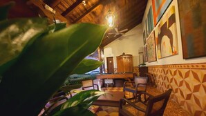 A cozy indoor setting with a pool table, chairs, and a wooden cabinet. - Hotel La Posada del Doctor (León)