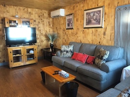 Casa de campo, 2 habitaciones | Zona de estar | Una televisión