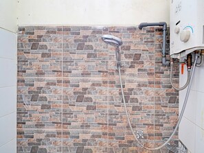 Economy Double Room | Bathroom