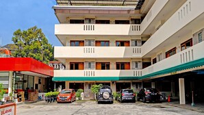 Un edificio de varios pisos con estacionamiento techado.