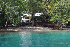 Yksityinen ranta, rantapyyhkeitä, laitesukellusmahdollisuus