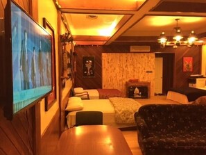 Phòng dành cho gia đình, nhiều giường | 1 phòng ngủ, bàn, bàn ủi/dụng cụ ủi quần áo 