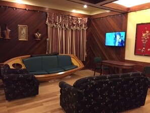 Family Room, Multiple Beds | Living area | 48-inch flat-screen TV with cable channels, TV, Netflix