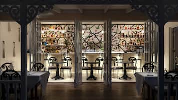 2 restaurantes, se sirven desayunos, comidas y cocina internacional