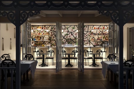 2 restaurants, breakfast, lunch, dinner served; international cuisine