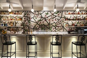 2 restaurants servant le déjeuner, le dîner et le souper