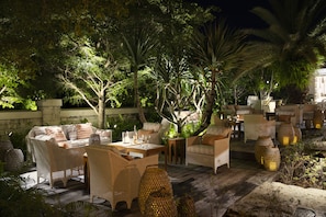 Hi ha 2 restaurants amb plats de cuina internacional