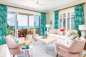 Suite, 2 habitaciones, frente al mar | Zona de estar | Una televisión de pantalla plana