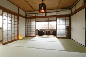 Habitación tradicional, para no fumadores (Japanese Style Room, South) | Caja de seguridad en la habitación, escritorio y wifi gratis 